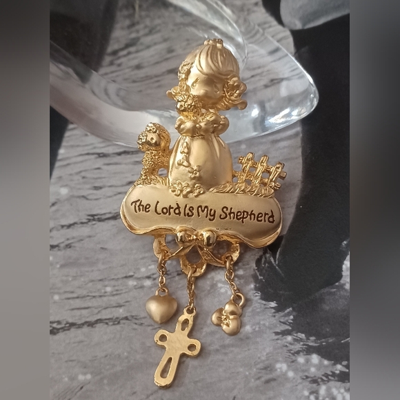 Vintage Precious Moments "The Lord Is My Shepherd" Charm Brooch 🙏✨️ - Picture 1 of 9
